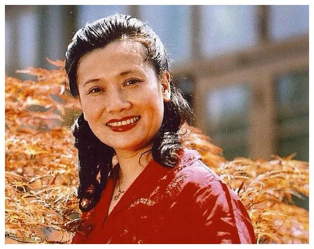 “东方夜莺”朱逢博：用一封信倒追施鸿鄂，丈夫离世后她独自坚强