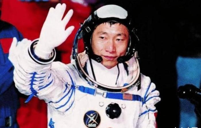 为什么宇航员把枪带进太空？是害怕遇见外星人吗？