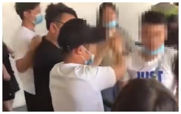 上海欢乐谷一男子插队被质疑后，暴打女游客：就你事多！