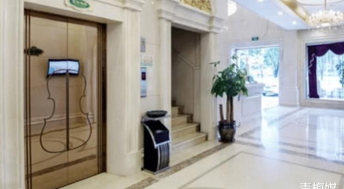 按摩店消费完声称没钱，还要求加钟，男子：我认识很多人