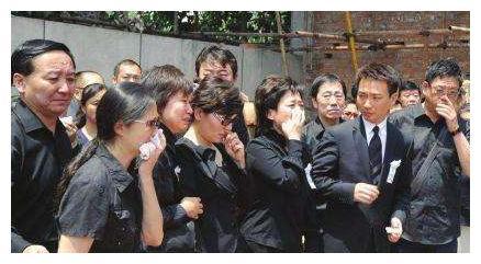 罗京去世11年，在葬礼上哭到昏厥的刘继红，如今怎么样了？