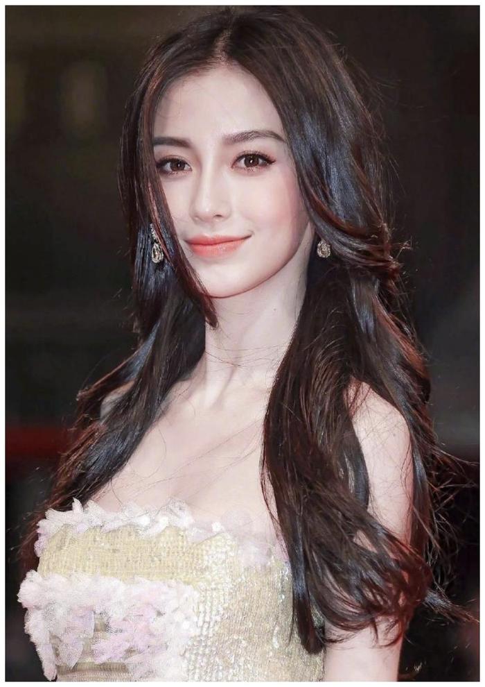 Angelababy23岁红毯旧照曝光，微微一笑便胜却人间无数