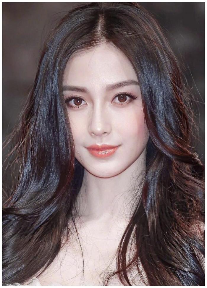 Angelababy23岁红毯旧照曝光，微微一笑便胜却人间无数