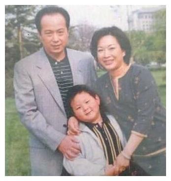 罗京去世11年，在葬礼上哭到昏厥的刘继红，如今怎么样了？