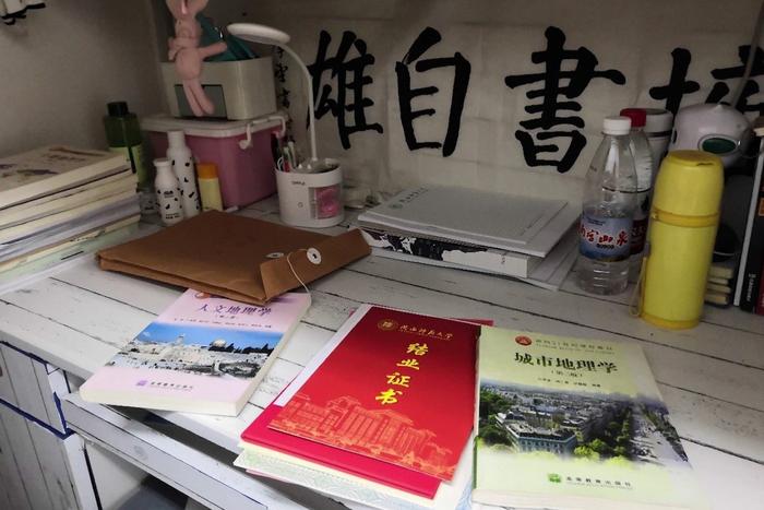 陕师大老师进学生宿舍翻找资料，学生直夸：郝老师真好！