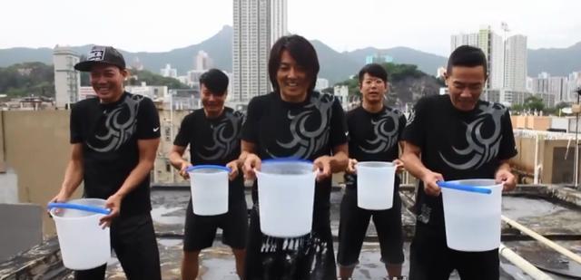继《古惑仔》冰桶挑战后，陈小春发起冰块挑战，知名主播接受挑战