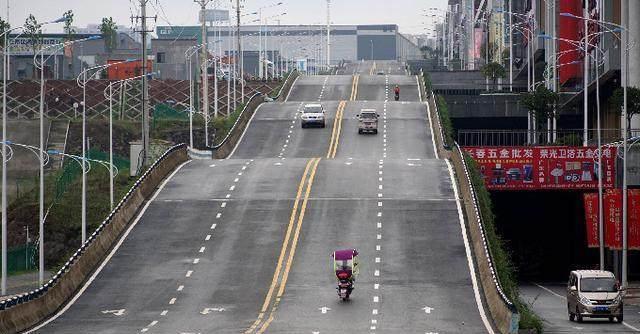 看看逆天道路重庆，没在这开过车的司机不是好驴友，感受魔幻城市