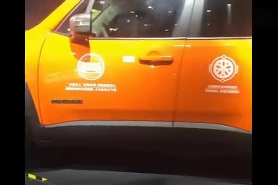 JEEP自由侠1.3T到店,橙色外观和黑色