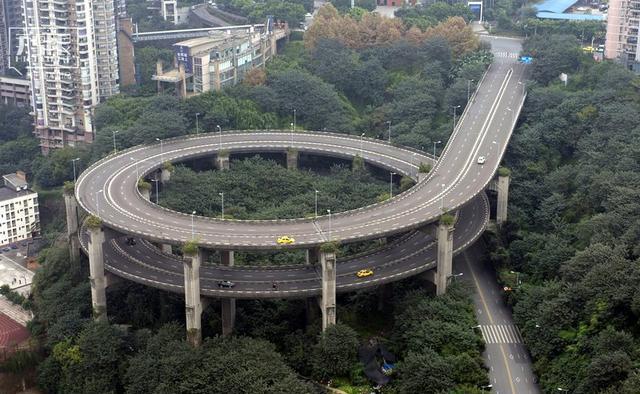 看看逆天道路重庆，没在这开过车的司机不是好驴友，感受魔幻城市