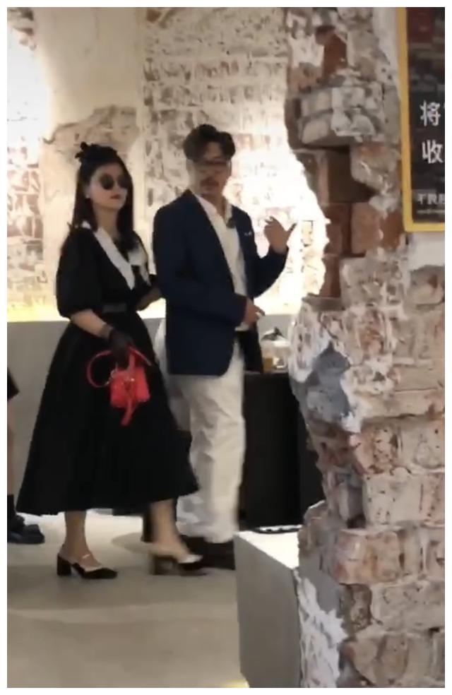 李湘王岳伦现身网红店吃饭，两人盛装打扮如走秀，网友直呼太夸张