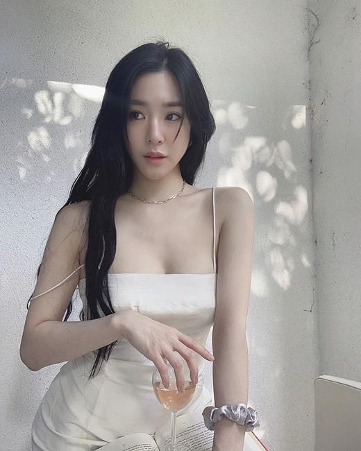 韩国女歌手tiffany社交网站发近照展成熟诱惑魅力