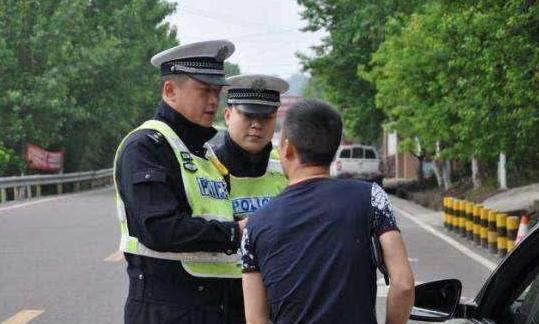 没带驾驶证遇到交警查车怎么办？记住这招，交警也只能乖乖放行！