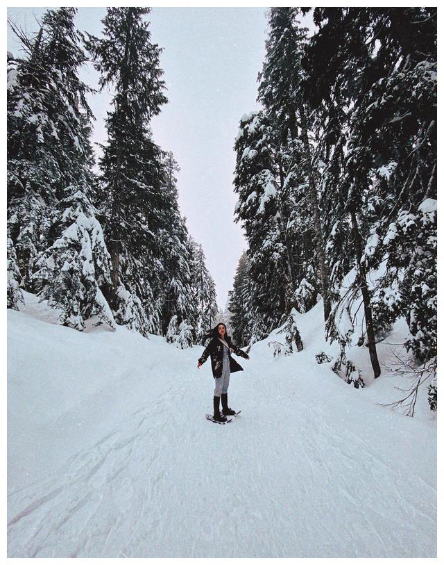 钟丽缇女儿晒雪地行走照片，穿滑雪服一头长发温柔美丽