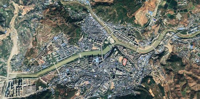 云南唯一的一个单字县，在市内比较突出，县城地处两河交汇