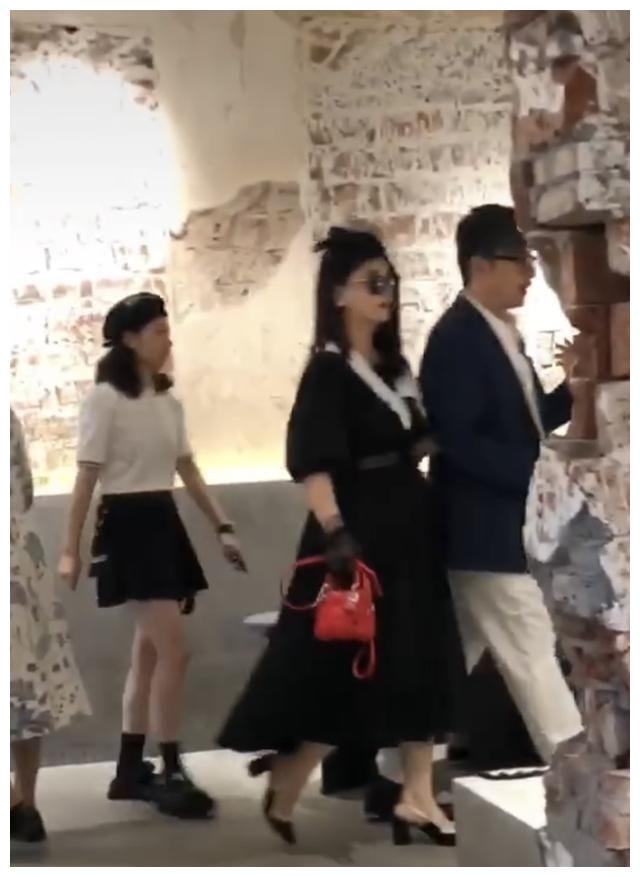 李湘王岳伦现身网红店吃饭，两人盛装打扮如走秀，网友直呼太夸张