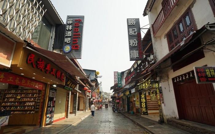 阳朔西街 被“洋化”的古街 招牌中英文对照是中国最大的外语角