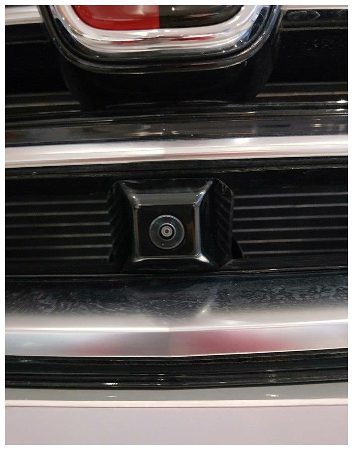 荣威RX5 MAX外观运动感十足，中控屏非常大，视觉感受很强烈