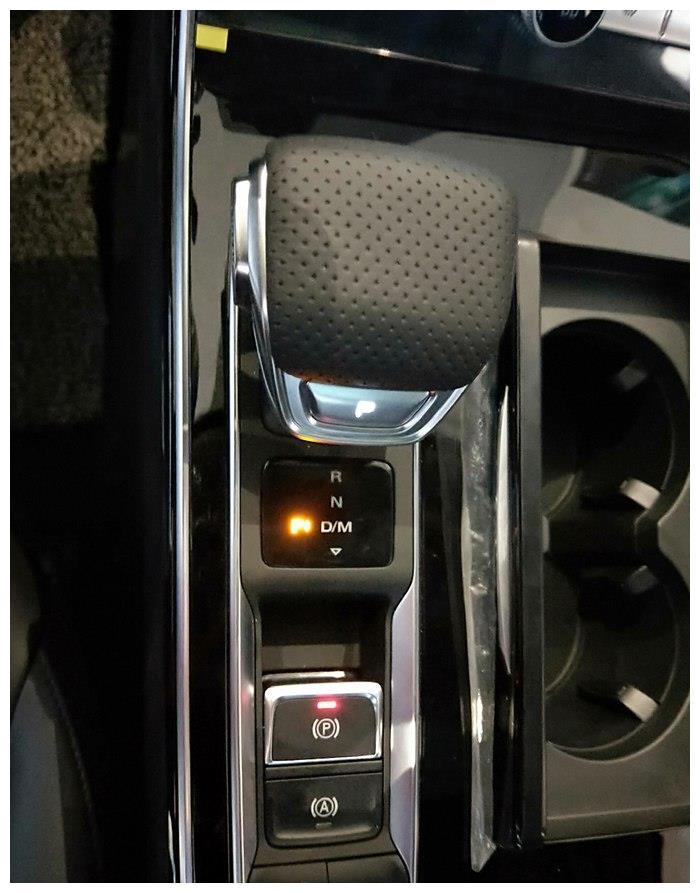 荣威RX5 MAX外观运动感十足，中控屏非常大，视觉感受很强烈