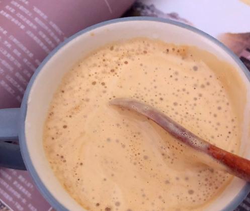泡沫咖啡，用打蛋器打至咖啡呈现出浓稠质地