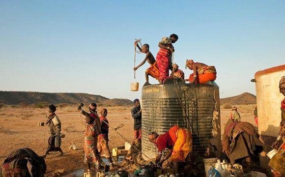 非洲缺水民众的凄苦生活，为了得到干净的水，要走十几公里的路