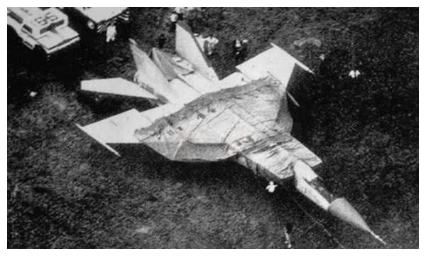 飞行员怒怼上司，驾驶绝密战机叛逃日本，祖国两月后收到噩耗