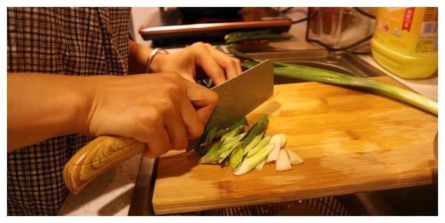 重庆二面黄教程详解：在手里切豆腐，辣椒直接砸碎，还得加水淀粉
