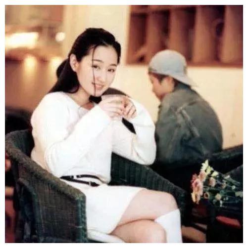 看了杨钰莹年轻时的照片, 才知道为何有人愿意为她撞废几十辆宝马