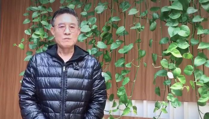 66岁老戏骨杜志国罕露面，为抗疫英雄加油，曾离婚两次