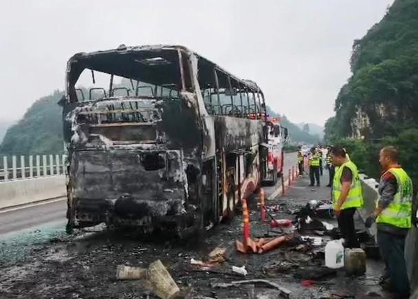 突发！贵州一旅游大巴自燃起火，烧得只剩支架严重熏黑