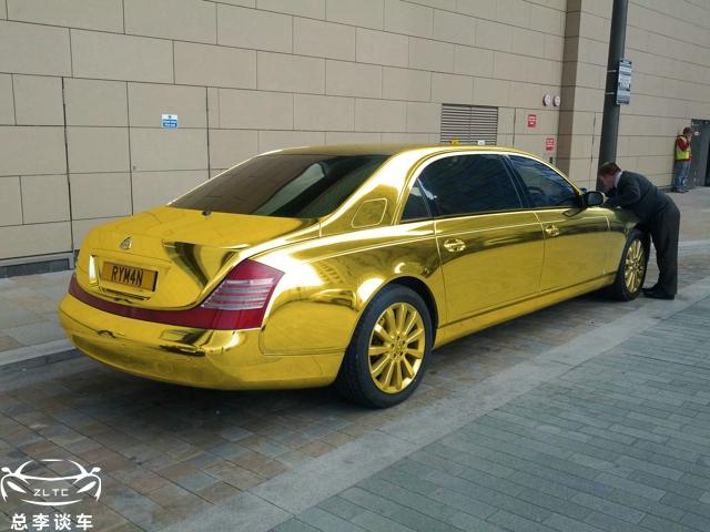 印度男子戴黄金口罩炫富，身上披金戴银，这么有钱开什么车？