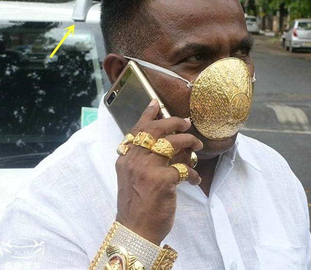 印度男子戴黄金口罩炫富，身上披金戴银，这么有钱开什么车？