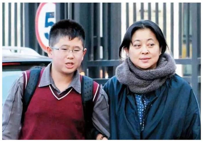 不幸的倪萍：与陈凯歌同居5年被抛弃，为儿子治病奔波10年成大妈