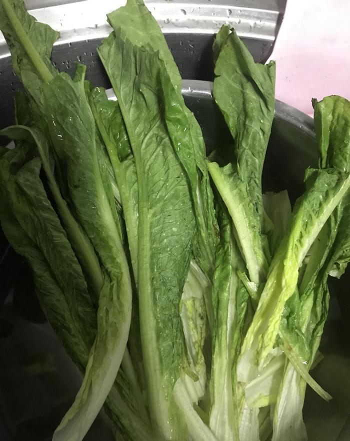 有人问莴笋叶能不能吃？怎么吃？今天就给大家介绍一道凉拌莴笋叶