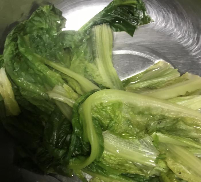 有人问莴笋叶能不能吃？怎么吃？今天就给大家介绍一道凉拌莴笋叶