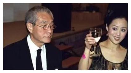 桃色女王：在原配病床前上演激情戏，扬言：我同时有5个外籍男友