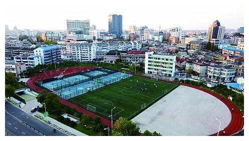 江苏江北最富裕的县级市，风光旎丽三面环江，人均GDP居全省第七