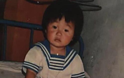 李荣浩自称幼时眼睛大，本以为说笑，当看到其童年照：原来是真的