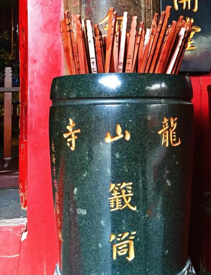 千年古刹龙山寺，一道山门隔出两个世界，四百多座子寺遍布台湾