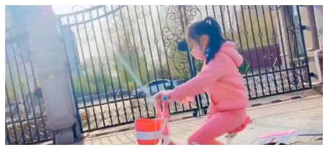 李小璐带女儿骑自行车，7岁甜馨发量惹担忧，母女居住环境曝光