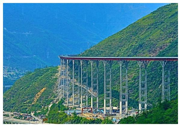 中国最险的高速公路，路面距地最高处190米，比川藏线还险10倍