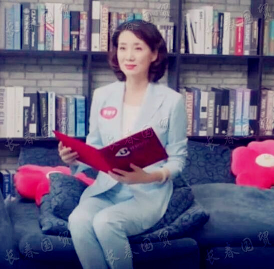 57岁李修平近照曝光,端庄大方气质温婉动人