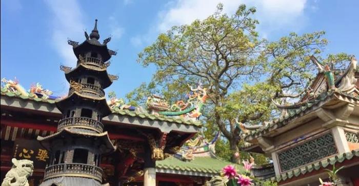 千年古刹龙山寺，一道山门隔出两个世界，四百多座子寺遍布台湾