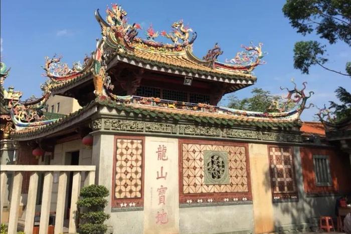 千年古刹龙山寺，一道山门隔出两个世界，四百多座子寺遍布台湾