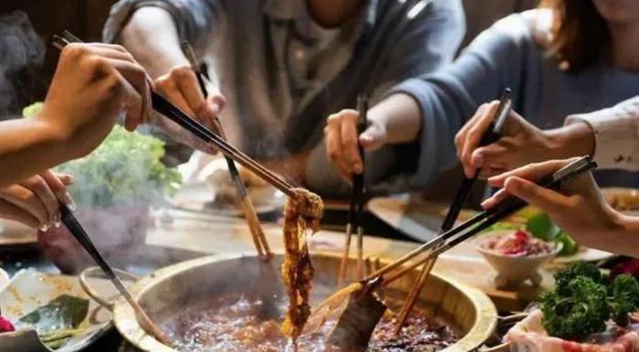 印度人来到中国，坚持不用筷子吃饭，开饭时不吭声了！