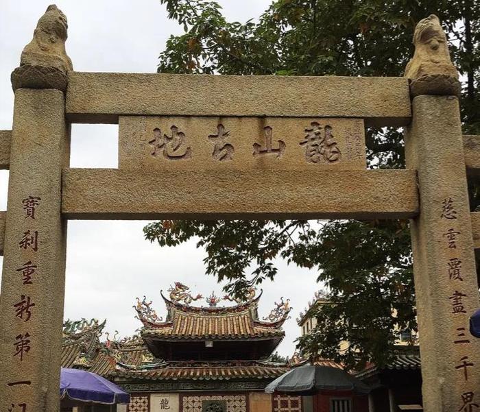 千年古刹龙山寺，一道山门隔出两个世界，四百多座子寺遍布台湾