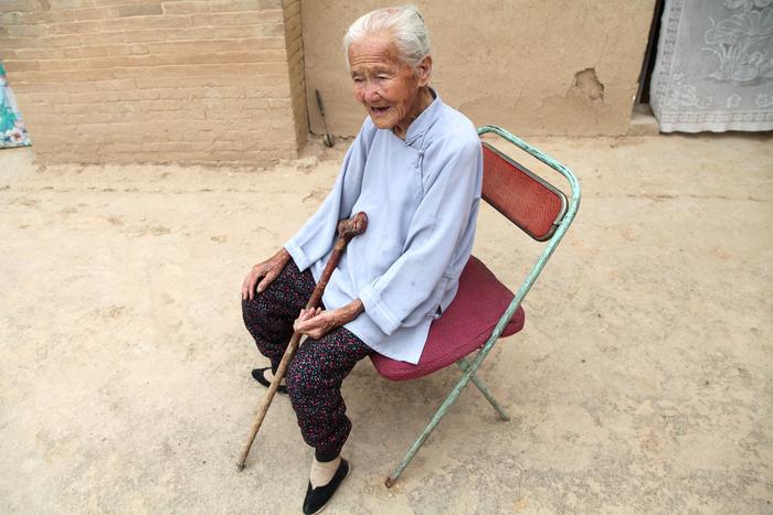 农村百岁老奶奶加工野果做美食，长寿原因与专家建议相符，啥情况