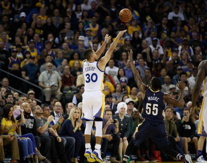 当库里的外线风暴碰撞浓眉的禁区统治力谁能笑到最后