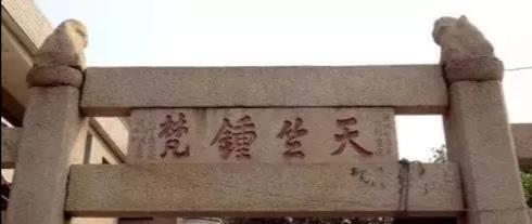 千年古刹龙山寺，一道山门隔出两个世界，四百多座子寺遍布台湾