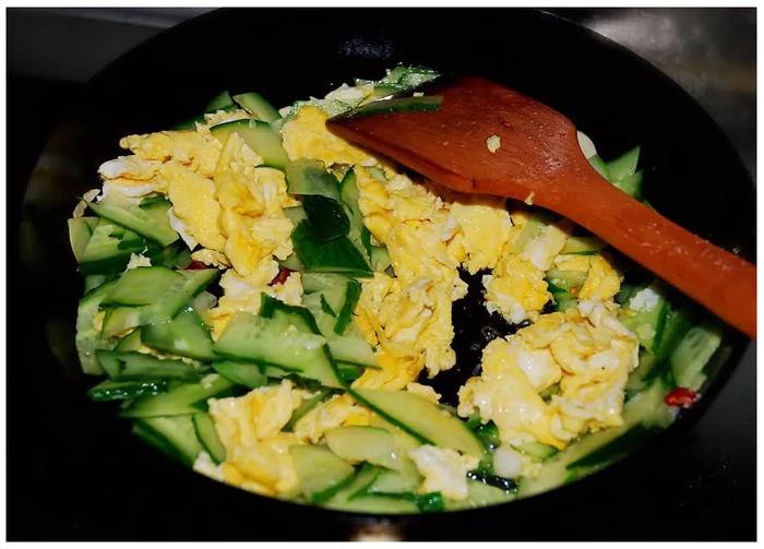 清甜的黄瓜搭配鸡蛋减肥食谱，营养软糯，大人小孩都爱吃