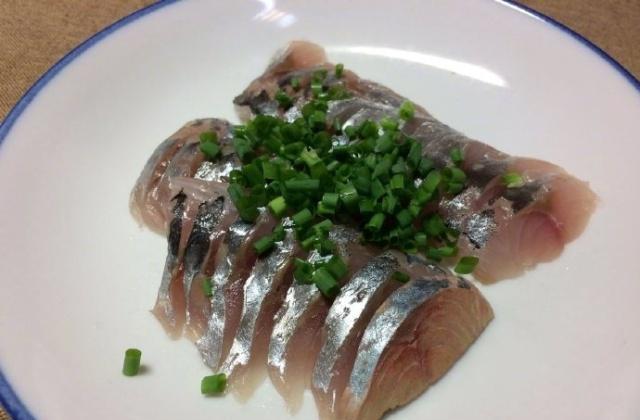 日本餐厅又作妖，不能吃的生鱼片，顾客：牙差点没断了，太骗人了